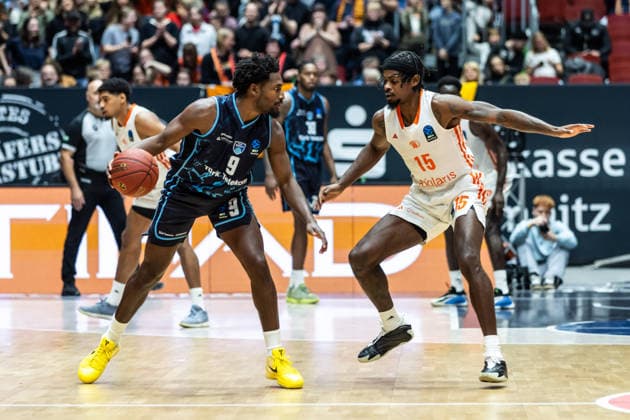 GER, BKT EuroCup, Saison 2025 2026, Niners Chemnitz - Turk Telekom Ankara. 04.12.2025, Messe, Chemnitz, GER, BKT EuroCup, Saison 2025 2026, Niners Chemnitz - Turk Telekom Ankara. Jaleen Smith (Turk Telekom Ankara 9), Ty Brewer (Niners Chemnitz, 15) Foto Alexander Trienitz Chemnitz Messe Sachsen Deutschland
