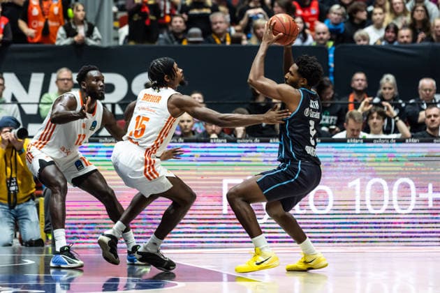 GER, BKT EuroCup, Saison 2025 2026, Niners Chemnitz - Turk Telekom Ankara. 04.12.2025, Messe, Chemnitz, GER, BKT EuroCup, Saison 2025 2026, Niners Chemnitz - Turk Telekom Ankara. Jaleen Smith (Turk Telekom Ankara 9), Ty Brewer (Niners Chemnitz, 15) Foto Alexander Trienitz Chemnitz Messe Sachsen Deutschland