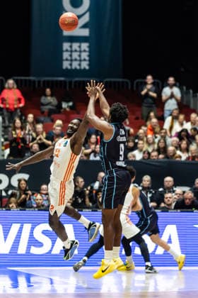 GER, BKT EuroCup, Saison 2025 2026, Niners Chemnitz - Turk Telekom Ankara. 04.12.2025, Messe, Chemnitz, GER, BKT EuroCup, Saison 2025 2026, Niners Chemnitz - Turk Telekom Ankara. Jaleen Smith (Turk Telekom Ankara 9), Amadou Sow (Niners Chemnitz, 12) Foto Alexander Trienitz Chemnitz Messe Sachsen Deutschland