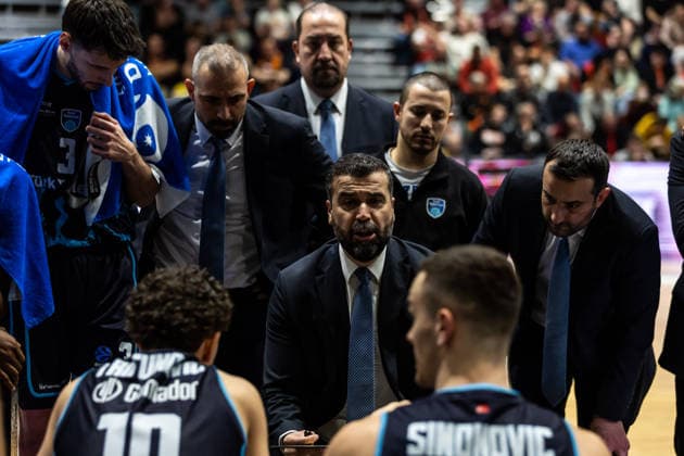 GER, BKT EuroCup, Saison 2025 2026, Niners Chemnitz - Turk Telekom Ankara. 04.12.2025, Messe, Chemnitz, GER, BKT EuroCup, Saison 2025 2026, Niners Chemnitz - Turk Telekom Ankara. Erdem Can (Head Coach), Turk Telekom Ankara spricht mit seinen Spielern Foto Alexander Trienitz Chemnitz Messe Sachsen Deutschland