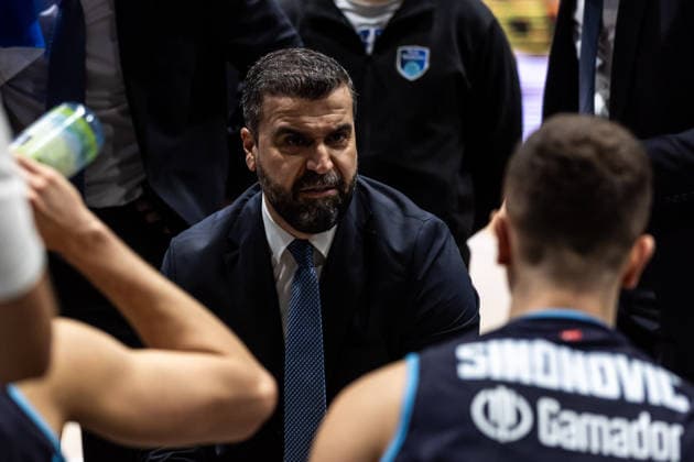 GER, BKT EuroCup, Saison 2025 2026, Niners Chemnitz - Turk Telekom Ankara. 04.12.2025, Messe, Chemnitz, GER, BKT EuroCup, Saison 2025 2026, Niners Chemnitz - Turk Telekom Ankara. Erdem Can (Head Coach), Turk Telekom Ankara spricht mit seinen Spielern Foto Alexander Trienitz Chemnitz Messe Sachsen Deutschland