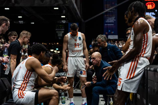 GER, BKT EuroCup, Saison 2025 2026, Niners Chemnitz - Turk Telekom Ankara. 04.12.2025, Messe, Chemnitz, GER, BKT EuroCup, Saison 2025 2026, Niners Chemnitz - Turk Telekom Ankara. Rodrigo Pastore (Head Coach), Niners Chemnitz spricht mit seinen Spielern Foto Alexander Trienitz Chemnitz Messe Sachsen Deutschland