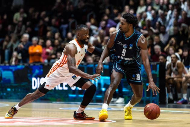 GER, BKT EuroCup, Saison 2025 2026, Niners Chemnitz - Turk Telekom Ankara. 04.12.2025, Messe, Chemnitz, GER, BKT EuroCup, Saison 2025 2026, Niners Chemnitz - Turk Telekom Ankara. Jaleen Smith (Turk Telekom Ankara 9), John Edward Newman III (Niners Chemnitz, 9) Foto Alexander Trienitz Chemnitz Messe Sachsen Deutschland