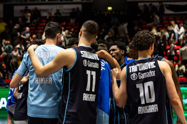 GER, BKT EuroCup, Saison 2025 2026, Niners Chemnitz - Turk Telekom Ankara. 04.12.2025, Messe, Chemnitz, GER, BKT EuroCup, Saison 2025 2026, Niners Chemnitz - Turk Telekom Ankara. Team Turk Telekom Ankara nach dem Sieg Foto Alexander Trienitz Chemnitz Messe Sachsen Deutschland