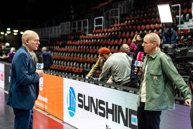 GER, BKT EuroCup, Saison 2025 2026, Niners Chemnitz - Turk Telekom Ankara. 04.12.2025, Messe, Chemnitz, GER, BKT EuroCup, Saison 2025 2026, Niners Chemnitz - Turk Telekom Ankara. Rodrigo Pastore (Head Coach), Niners Chemnitz im Interview mit Benni Zander (Magenta Foto Alexander Trienitz Chemnitz Messe Sachsen Deutschland