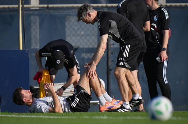 December 4, 2025, Miami, Fl, UNITED STATES: Vancouver Whitecaps Thomas Muller is assisted with stretching by the team s director of therapy Christopher Franks, before a training session at Florida International University ahead of the MLS, Fussball Herren, USA Cup final soccer match, in Miami, Fla., Thursday, Dec. 4, 2025. Canada News - December 4, 2025 - ZUMAc35_ 20251204_zaf_c35_113 Copyright: xDarrylxDyckx