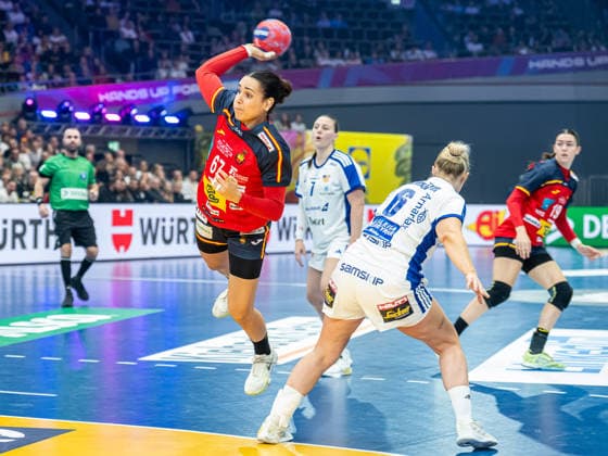 Elba Alvarez Torrado (Spanien, 67) setzt sich gegen Thorey Anna Asgeirsdottir (Island, 06) durch, Spanien vs. Island, Handball, Weltmeisterschaft, Frauen, Spielzeit 2025 2026, 04.12.2025, Spanien vs. Island, Handball, Weltmeisterschaft, Frauen, Spielzeit 2025 2026, 04.12.2025 Dortmund Copyright: xEibner-Pressefoto MichaelxSchmidx EP_MST