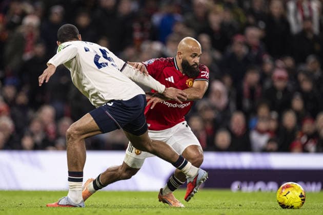 MANCHESTER, ENGLAND, DEC 04: Jean-Clair Todibo of West Ham and Bryan Mbeumo of Manchester United, ManU fight for possession during the Premier League match between Manchester United and West Ham United on December 04, 2025 in Manchester, England. Copyright: xWillxPalmer SportsxPressxPhotox Sportspressphoto_SPR69861