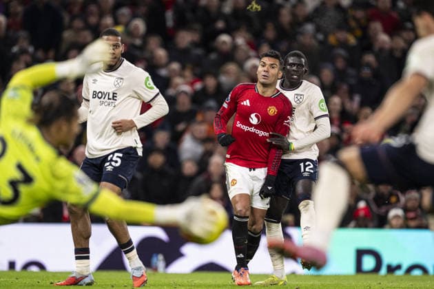 MANCHESTER, ENGLAND, DEC 04: Casemiro of Manchester United, ManU shoots during the Premier League match between Manchester United and West Ham United on December 04, 2025 in Manchester, England. Copyright: xWillxPalmer SportsxPressxPhotox Sportspressphoto_SPR69870