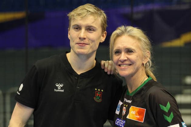 04.12.2025, xtgx, Handball, EHF Champions League, SC Magdeburg - Pick Szeged v.l. Gisli Thorgeir Kristjansson (Magdeburg, 10, mitte) mit seiner Mutter Thorgerdur Katrin Gunnarsdottir, der Aussenministerin von Island Magdeubrg
