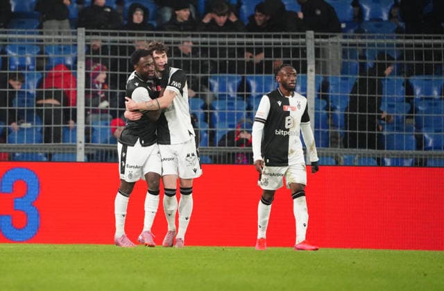04.12.2025 Basel Schweiz .Fussball Herren Saison 2025 2026 Cup FC Basel - FC Grand-Saconnex. Bild : Die Torschuetzen Philip Otele ,Moritz Broschinski , Benie Traore (FC Basel) Aktion
