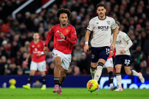 Manchester United, ManU v West Ham United Premier League 04 12 2025. Joshua Zirkzee (11) of Manchester United and Konstantinos Mavropanos (15) of West Ham United chase for the ball during the Premier League match between Manchester United and West Ham United at Old Trafford, Manchester, England on 4 December 2025. Manchester Old Trafford Greater Manchester England Editorial use only DataCo restrictions apply See www.football-dataco.com , Copyright: xConorxMolloyx PSI-23335-0094