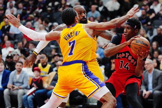 December 4, 2025, Toronto, On, Canada: Toronto Raptors Ja Kobe Walter (14) looks to pass between Los Angeles Lakers Gabe Vincent (7) and LeBron James (23) during first half NBA, Basketball Herren, USA basketball action in Toronto on Thursday, Dec. 4, 2025. Canada News - December 4, 2025  - ZUMAc35_ 20251204_zaf_c35_119 Copyright: xFrankxGunnx