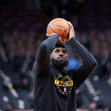 Los Angeles Lakers vs Toronto Raptors - NBA, Basketball Herren, USA TORONTO, CANADA - DECEMBER 4 : LeBron James of Los Angeles Lakers warms up ahead of the NBA basketball game between Los Angeles Lakers and Toronto Raptors at the Scotiabank Arena on December 4, 2025 in Toronto, Ontario, Canada. Mert Alper Dervis Anadolu Toronto Canada. Editorial use only. Please get in touch for any other usage.  Copyright: x2025xAnadoluxMertxAlperxDervisx