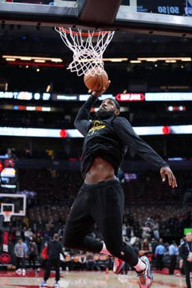 Los Angeles Lakers vs Toronto Raptors - NBA, Basketball Herren, USA TORONTO, CANADA - DECEMBER 4 : LeBron James of Los Angeles Lakers dunks the ball as he warms up ahead of the NBA basketball game between Los Angeles Lakers and Toronto Raptors at the Scotiabank Arena on December 4, 2025 in Toronto, Ontario, Canada. Mert Alper Dervis Anadolu Toronto Canada. Editorial use only. Please get in touch for any other usage.  Copyright: x2025xAnadoluxMertxAlperxDervisx