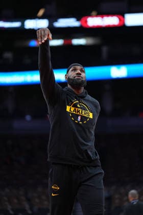 Los Angeles Lakers vs Toronto Raptors - NBA, Basketball Herren, USA TORONTO, CANADA - DECEMBER 4 : LeBron James of Los Angeles Lakers warms up ahead of the NBA basketball game between Los Angeles Lakers and Toronto Raptors at the Scotiabank Arena on December 4, 2025 in Toronto, Ontario, Canada. Mert Alper Dervis Anadolu Toronto Canada. Editorial use only. Please get in touch for any other usage.  Copyright: x2025xAnadoluxMertxAlperxDervisx