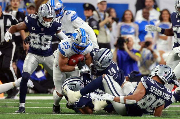 Dallas Cowboys vs Detroit Lions DETROIT,MICHIGAN-December4: Running back Jacob Saylors (25) of the Detroit Lions is tackled by safety Markquese Bell (14) of the Dallas Cowboys and running back Hunter Luepke (40) of the Dallas Cowboys during an NFL, American Football Herren, USA football game between the Dallas Cowboys and the Detroit Lions in Detroit, Michigan USA, on Thursday, December 4, 2025. Detroit Michigan United States  Copyright: xAmyxLemusx originalFilename:lemus-dallasco251204_npNrR.jpg