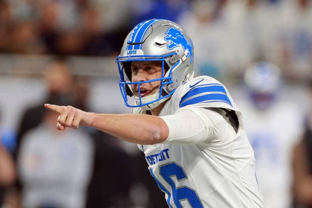 Dallas Cowboys vs Detroit Lions DETROIT,MICHIGAN-December4: Quarterback Jared Goff (16) of the Detroit Lions calls a play during an NFL, American Football Herren, USA football game between the Dallas Cowboys and the Detroit Lions in Detroit, Michigan USA, on Thursday, December 4, 2025. Detroit Michigan United States  Copyright: xAmyxLemusx originalFilename:lemus-dallasco251204_npu08.jpg