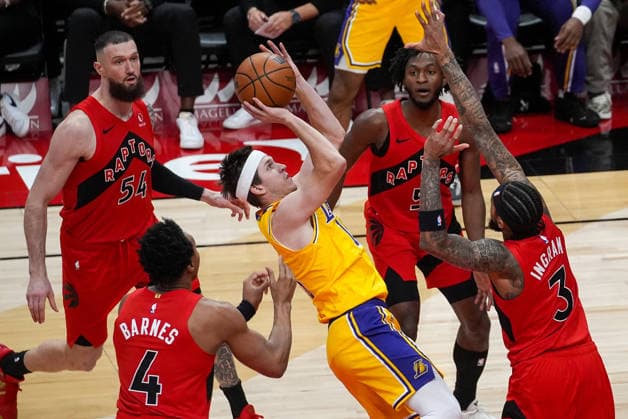 Los Angeles Lakers v Toronto Raptors - NBA, Basketball Herren, USA TORONTO, CANADA - DECEMBER 4 : Austin Reaves (15) of Los Angeles Lakers in action in during the NBA basketball game between Los Angeles Lakers and Toronto Raptors at the Scotiabank Arena on December 4, 2025 in Toronto, Ontario, Canada. Mert Alper Dervis Anadolu Toronto Canada. Editorial use only. Please get in touch for any other usage.  Copyright: x2025xAnadoluxMertxAlperxDervisx