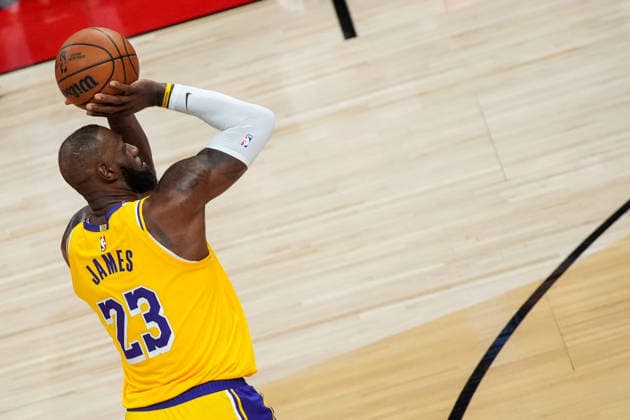 Los Angeles Lakers v Toronto Raptors - NBA, Basketball Herren, USA TORONTO, CANADA - DECEMBER 4 : LeBron James of Los Angeles Lakers in action during the NBA basketball game between Los Angeles Lakers and Toronto Raptors at the Scotiabank Arena on December 4, 2025 in Toronto, Ontario, Canada. Mert Alper Dervis Anadolu Toronto Canada. Editorial use only. Please get in touch for any other usage.  Copyright: x2025xAnadoluxMertxAlperxDervisx