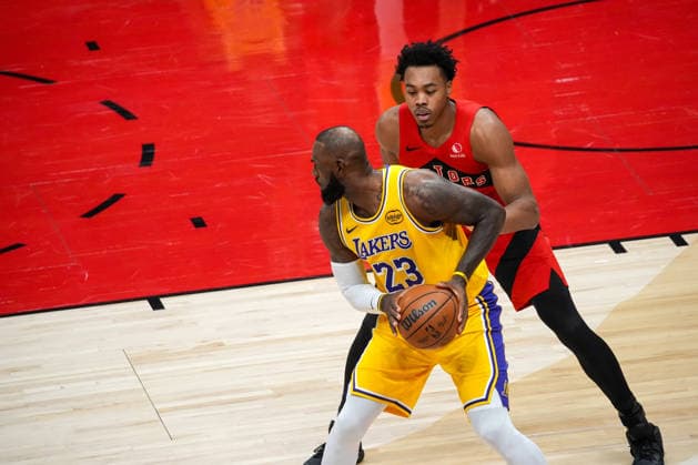 Los Angeles Lakers v Toronto Raptors - NBA, Basketball Herren, USA TORONTO, CANADA - DECEMBER 4 : LeBron James (23) of Los Angeles Lakers in action against Scottie Barnes (4) of Toronto Raptors during the NBA basketball game between Los Angeles Lakers and Toronto Raptors at the Scotiabank Arena on December 4, 2025 in Toronto, Ontario, Canada. Mert Alper Dervis Anadolu Toronto Canada. Editorial use only. Please get in touch for any other usage.  Copyright: x2025xAnadoluxMertxAlperxDervisx
