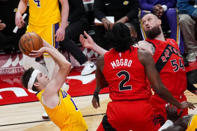 Los Angeles Lakers v Toronto Raptors - NBA, Basketball Herren, USA TORONTO, CANADA - DECEMBER 4 : Austin Reaves (15) of Los Angeles Lakers in action in during the NBA basketball game between Los Angeles Lakers and Toronto Raptors at the Scotiabank Arena on December 4, 2025 in Toronto, Ontario, Canada. Mert Alper Dervis Anadolu Toronto Canada. Editorial use only. Please get in touch for any other usage.  Copyright: x2025xAnadoluxMertxAlperxDervisx
