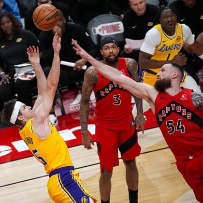 Los Angeles Lakers v Toronto Raptors - NBA, Basketball Herren, USA TORONTO, CANADA - DECEMBER 4 : Austin Reaves (15) of Los Angeles Lakers in action in during the NBA basketball game between Los Angeles Lakers and Toronto Raptors at the Scotiabank Arena on December 4, 2025 in Toronto, Ontario, Canada. Mert Alper Dervis Anadolu Toronto Canada. Editorial use only. Please get in touch for any other usage.  Copyright: x2025xAnadoluxMertxAlperxDervisx