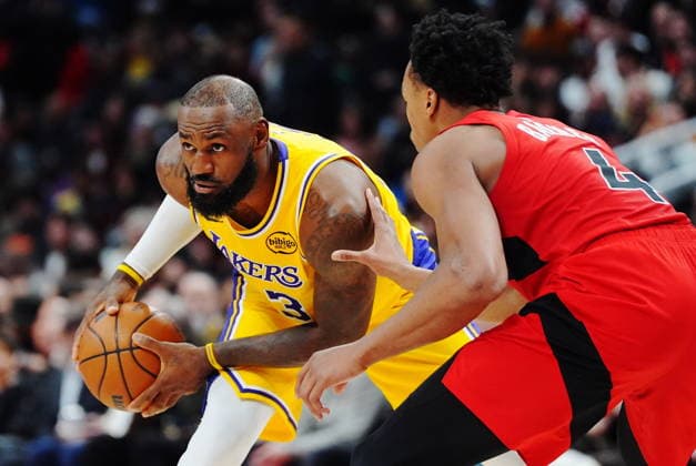 December 4, 2025, Toronto, On, Canada: Los Angeles Lakers LeBron James (23) is guarded by Toronto Raptors Scottie Barnes (4) during second half NBA, Basketball Herren, USA basketball action in Toronto on Thursday, Dec. 4, 2025. Canada News - December 4, 2025  - ZUMAc35_ 20251204_zaf_c35_147 Copyright: xFrankxGunnx