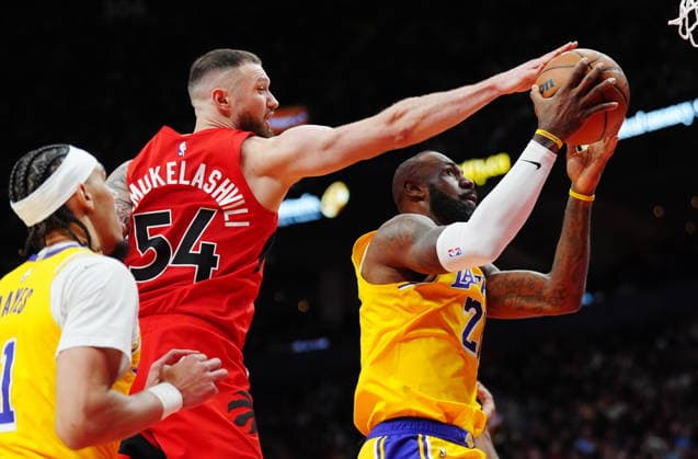 December 4, 2025, Toronto, On, Canada: Los Angeles Lakers LeBron James (right) drives to the basket as Toronto Raptors Sandro Mamukelashvili (54) defends during second half NBA, Basketball Herren, USA basketball action in Toronto on Thursday, Dec. 4, 2025. Canada News - December 4, 2025  - ZUMAc35_ 20251204_zaf_c35_148 Copyright: xFrankxGunnx
