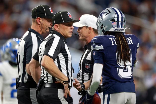Dallas Cowboys vs Detroit Lions DETROIT,MICHIGAN-December4: Wide receiver KaVontae Turpin (9) of the Dallas Cowboys questions a call with back judge Jimmy Russell (82) during an NFL, American Football Herren, USA football game between the Dallas Cowboys and the Detroit Lions in Detroit, Michigan USA, on Thursday, December 4, 2025. Detroit Michigan United States  Copyright: xAmyxLemusx originalFilename:lemus-dallasco251204_nptnF.jpg