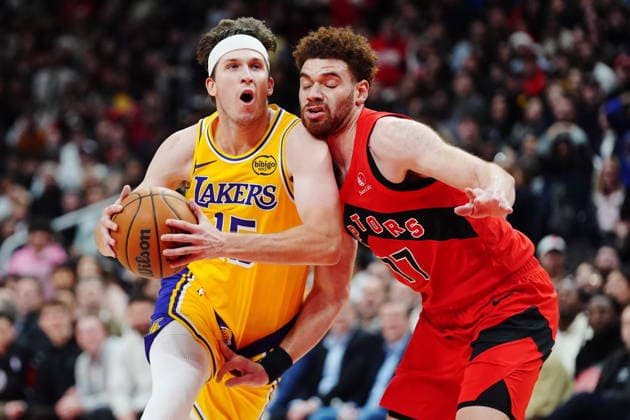 December 4, 2025, Toronto, On, Canada: Los Angeles Lakers Austin Reaves (left) drives past Toronto Raptors Jamison Battle (77) during second half NBA, Basketball Herren, USA basketball action in Toronto on Thursday, Dec. 4, 2025. Canada News - December 4, 2025  - ZUMAc35_ 20251204_zaf_c35_150 Copyright: xFrankxGunnx