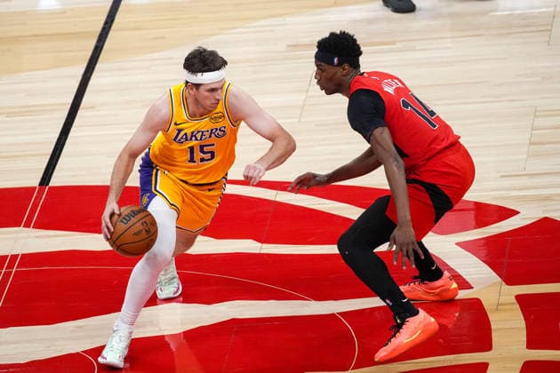 Los Angeles Lakers v Toronto Raptors - NBA, Basketball Herren, USA TORONTO, CANADA - DECEMBER 4 : Austin Reaves (15) of Los Angeles Lakers in action against Ja’Kobe Walter (14) of Toronto Raptors during the NBA basketball game between Los Angeles Lakers and Toronto Raptors at the Scotiabank Arena on December 4, 2025 in Toronto, Ontario, Canada. Mert Alper Dervis Anadolu Toronto Canada. Editorial use only. Please get in touch for any other usage.  Copyright: x2025xAnadoluxMertxAlperxDervisx