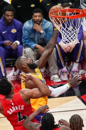 Los Angeles Lakers v Toronto Raptors - NBA, Basketball Herren, USA TORONTO, CANADA - DECEMBER 4 : LeBron James (23) of Los Angeles Lakers in action against Scottie Barnes (4) of Toronto Raptors during the NBA basketball game between Los Angeles Lakers and Toronto Raptors at the Scotiabank Arena on December 4, 2025 in Toronto, Ontario, Canada. Mert Alper Dervis Anadolu Toronto Canada. Editorial use only. Please get in touch for any other usage.  Copyright: x2025xAnadoluxMertxAlperxDervisx
