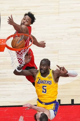 Los Angeles Lakers v Toronto Raptors - NBA, Basketball Herren, USA TORONTO, CANADA - DECEMBER 4 : Deandre Ayton (5) of Los Angeles Lakers in action against Scottie Barnes (4) of Toronto Raptors during the NBA basketball game between Los Angeles Lakers and Toronto Raptors at the Scotiabank Arena on December 4, 2025 in Toronto, Ontario, Canada. Mert Alper Dervis Anadolu Toronto Canada. Editorial use only. Please get in touch for any other usage.  Copyright: x2025xAnadoluxMertxAlperxDervisx