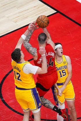 Los Angeles Lakers v Toronto Raptors - NBA, Basketball Herren, USA TORONTO, CANADA - DECEMBER 4 : Sandro Mamukelashvili (54) of Toronto Raptors in action against Austin Reaves (15) of Los Angeles Lakers during the NBA basketball game between Los Angeles Lakers and Toronto Raptors at the Scotiabank Arena on December 4, 2025 in Toronto, Ontario, Canada. Mert Alper Dervis Anadolu Toronto Canada. Editorial use only. Please get in touch for any other usage.  Copyright: x2025xAnadoluxMertxAlperxDervisx