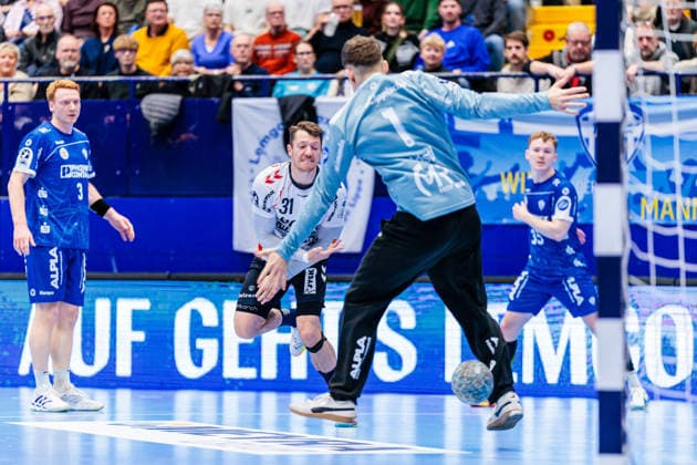 v.l. Emil Jakobsen (SG Flensburg-Handewitt, 31), Constantin Moestl (TBV Lemgo Lippe, 01) GER, TBV Lemgo Lippe vs. SG Flensburg-Handewitt, Handball, 1. Bundesliga, 15. Spieltag, Spielzeit 2025 2026, 04.12.2025 GER, TBV Lemgo Lippe vs. SG Flensburg-Handewitt, Handball, 1. Bundesliga, 15. Spieltag, Spielzeit 2025 2026, 04.12.2025 Lemgo Copyright: xEibner-Pressefoto JanxRollingerx EP_JSK