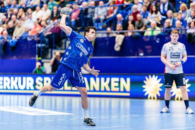 Samuel Zehnder (TBV Lemgo Lippe, 04) beim Siebenmeter 7 Meter Wurf GER, TBV Lemgo Lippe vs. SG Flensburg-Handewitt, Handball, 1. Bundesliga, 15. Spieltag, Spielzeit 2025 2026, 04.12.2025 GER, TBV Lemgo Lippe vs. SG Flensburg-Handewitt, Handball, 1. Bundesliga, 15. Spieltag, Spielzeit 2025 2026, 04.12.2025 Lemgo Copyright: xEibner-Pressefoto JanxRollingerx EP_JSK