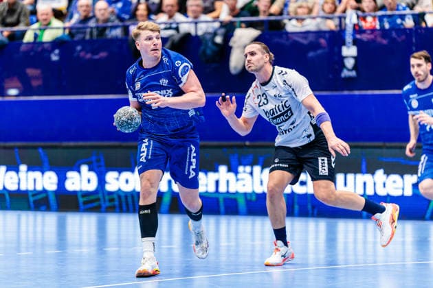 v.l. Lukas Hutecek (TBV Lemgo Lippe, 02), Kent Robin Toennesen (SG Flensburg-Handewitt, 23) GER, TBV Lemgo Lippe vs. SG Flensburg-Handewitt, Handball, 1. Bundesliga, 15. Spieltag, Spielzeit 2025 2026, 04.12.2025 GER, TBV Lemgo Lippe vs. SG Flensburg-Handewitt, Handball, 1. Bundesliga, 15. Spieltag, Spielzeit 2025 2026, 04.12.2025 Lemgo Copyright: xEibner-Pressefoto JanxRollingerx EP_JSK