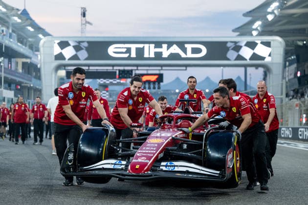 Mechaniker der Scuderia Ferrai schieben den SF-25, UAE, Formel 1 Weltmeisterschaft, Abu Dhabi Grand Prix, Yas Marina Circuit, Media Day, 04.12.2025 UAE, Formel 1 Weltmeisterschaft, Abu Dhabi Grand Prix, Yas Marina Circuit, Media Day, 04.12.2025 Yas Marina Island Copyright: xEibner-Pressefoto Memmlerx EP_MMR