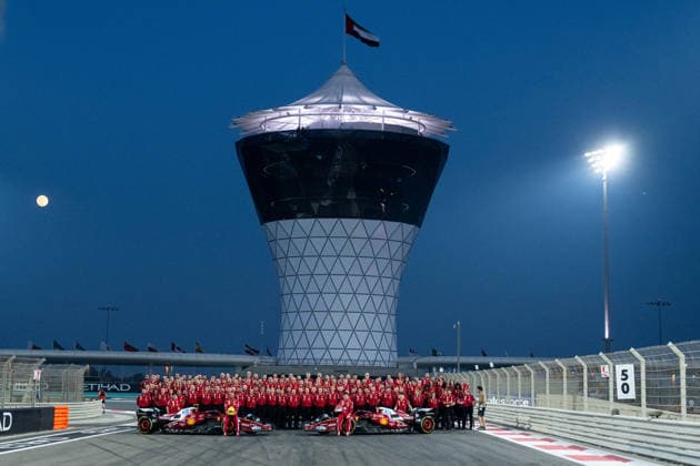 Lewis Hamilton (Scuderia Ferrari HP, Großbritannien, 44), Charles Leclerc (Scuderia Ferrari HP, Monaco, 16), Frederic Vasseur (Scuderia Ferrari HP, Teamchef) und Team beim Teamfoto Gruppenfoto der Scuderia Ferrari vor dem letzten Rennen der Saison, UAE, Formel 1 Weltmeisterschaft, Abu Dhabi Grand Prix, Yas Marina Circuit, Media Day, 04.12.2025 UAE, Formel 1 Weltmeisterschaft, Abu Dhabi Grand Prix, Yas Marina Circuit, Media Day, 04.12.2025 Yas Marina Island Copyright: xEibner-Pressefoto Memmlerx EP_MMR
