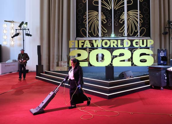FIFA World Cup, WM, Weltmeisterschaft, Fussball 2026 Final Draw preparations at Kennedy Center In Washington DC, USA. A worker cleans the red carpet next to a sign reading FIFA World Cup 2026 Final Draw displayed at inside of the Kennedy Center ahead of the FIFA 2026 World Cup Draw in Washington, DC, USA, on December 4, 2025. The draw is scheduled for 05 December, when 64 nations will be drawn into groups for next year s FIFA World Cup, which will be hosted in the United States, Canada, and Mexico. Washington DC USA  Copyright: xMatrixxImagesx xGentxShkullakux