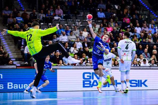 TVB Stuttgart - HSG Wetzlar Handball: 1. Bundesliga, Herren, Saison 2025 2026, TVB Stuttgart - HSG Wetzlar, Porsche Arena. Stuttgarts Simone Mengon in Aktion gegen Wetzlars Torwart Anadin SuljakoviÄ‡ (l). Stuttgart Porsche Arena Baden-Württemberg Deutschland