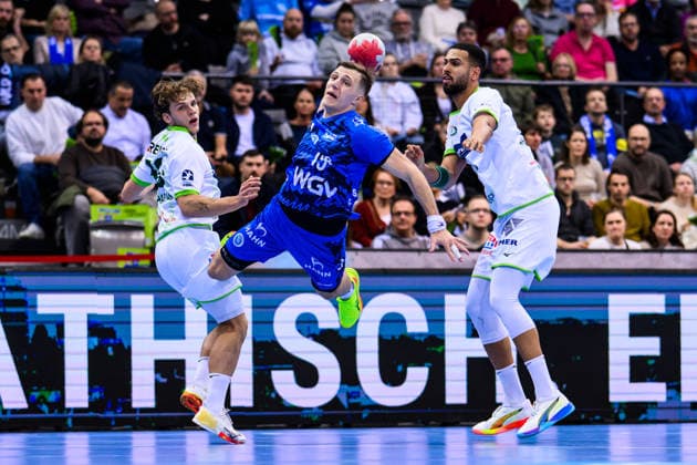 TVB Stuttgart - HSG Wetzlar Handball: 1. Bundesliga, Herren, Saison 2025 2026, TVB Stuttgart - HSG Wetzlar, Porsche Arena. Stuttgarts Simone Mengon in Aktion gegen Wetzlars Lion Zacharias (l) und Wetzlars Philipp Ahouansou (r). Stuttgart Porsche Arena Baden-Württemberg Deutschland