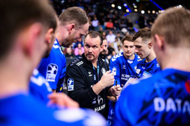 TVB Stuttgart - HSG Wetzlar Handball: 1. Bundesliga, Herren, Saison 2025 2026, TVB Stuttgart - HSG Wetzlar, Porsche Arena. Stuttgarts Trainer Misha Kaufmann spricht in der Auszeit zu den Spielern. Stuttgart Porsche Arena Baden-Württemberg Deutschland