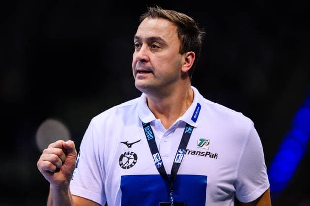 TVB Stuttgart - HSG Wetzlar Handball: 1. Bundesliga, Herren, Saison 2025 2026, TVB Stuttgart - HSG Wetzlar, Porsche Arena. Wetzlars Trainer Momir IliÄ‡ reagiert im Spiel. Stuttgart Porsche Arena Baden-Württemberg Deutschland