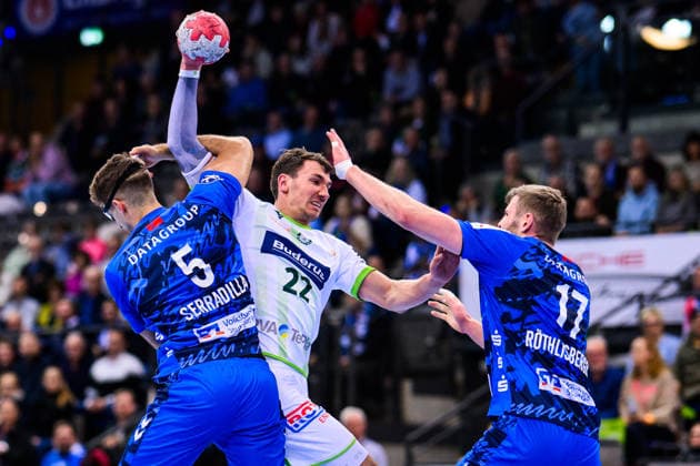 TVB Stuttgart - HSG Wetzlar Handball: 1. Bundesliga, Herren, Saison 2025 2026, TVB Stuttgart - HSG Wetzlar, Porsche Arena. Wetzlars Jona Schoch (M) in Aktion gegen Stuttgarts Antonio Serradilla und Stuttgarts Samuel Röthlisberger (r). Stuttgart Porsche Arena Baden-Württemberg Deutschland