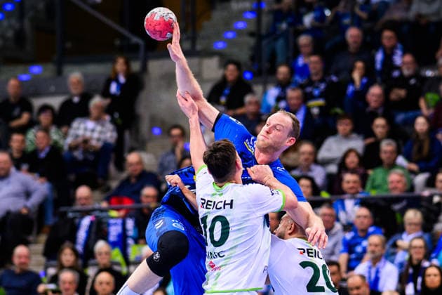TVB Stuttgart - HSG Wetzlar Handball: 1. Bundesliga, Herren, Saison 2025 2026, TVB Stuttgart - HSG Wetzlar, Porsche Arena. Stuttgarts Lenny Rubin (M) in Aktion gegen Wetzlars Josip Simic (l) und Wetzlars Cyrill Akakpo (r). Stuttgart Porsche Arena Baden-Württemberg Deutschland
