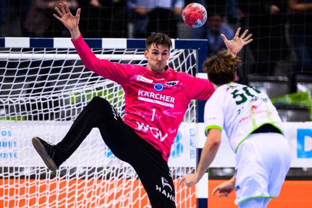TVB Stuttgart - HSG Wetzlar Handball: 1. Bundesliga, Herren, Saison 2025 2026, TVB Stuttgart - HSG Wetzlar, Porsche Arena. Stuttgarts Torwart Mateusz Kornecki in Aktion gegen Wetzlars Lion Zacharias (r). Stuttgart Porsche Arena Baden-Württemberg Deutschland