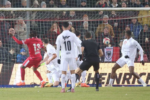 Cup 1 8 Final FC Aarau - FC Sion Winsley Boteli (li,FC Sion) trifft zum 1:2 04.12.2025 Stadion Bruegglifeld Aarau, SCHWEIZ, Saison 2025 2026 Herren Fussball Schweizer Cup 1 8 Final FC Aarau - FC Sion Winsley Boteli (li,FC Sion) trifft zum 1:2