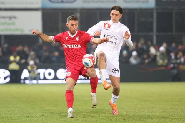 Cup 1 8 Final FC Aarau - FC Sion Nias Hefti gegen Ryan Kessler 04.12.2025 Stadion Bruegglifeld Aarau, SCHWEIZ, Saison 2025 2026 Herren Fussball Schweizer Cup 1 8 Final FC Aarau - FC Sion Nias Hefti (li,FC Sion) gegen Ryan Kessler (FC Aarau)